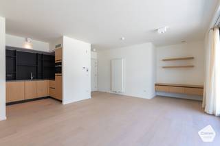 Deze assistentieflat is gelegen op een <strong>unieke plaats in Oostduinkerke-Bad</strong>, dicht bij winkels, terrasjes en de Zeedijk.<br />Wenst u deze flat te <strong>verhuren tot u zelf het pand kan bewonen</strong>, dan kan dat natuurlijk.<br />Er zijn hieraan zeker wat voordelen verbonden, zoals een mooie maandelijkse <strong>huuropbrengst</strong>, de vrijstelling tot het betalen van de <strong>onroerende voorheffing</strong> en <strong>lage</strong> <strong>syndickosten.</strong><br />Deze flat is nog <strong>nooit bewoond</strong> geweest en werd afgewerkt in l<strong>uxe-uitvoering</strong>.<br />Er is mogelijkheid om een <strong>parkeerplaats </strong>aan te kopen in de residentie;<br /><br />Hieronder nog wat extra info:
<ul>
<li>Digitaal geïntegreerd servicepunt voor dienstverlening op maat en up-to-date info;</li>
<li>Een volwaardig uitgeruste keuken met luxueuze toestellen en een hoogwaardige badkamer met aangepaste inloopdouche;</li>
<li>Prachtig privatief terras;</li>
<li>Domotica en een snelle internetverbinding;</li>
<li>Permanent oproepsysteem waarmee bewoners 24/24 kunnen rekenen op bijstand in geval van nood;</li>
<li>Gezellige brasserie;</li>
<li>Bar/lounge dat uitgeeft op een groot dakterras met een panoramisch uitzicht;</li>
<li>Toegang tot wellness- en kinéruimte (optioneel);</li>
</ul>
<br />Kortom, een zorgeloos verblijf in het hart van Oostduinkerke-Bad!