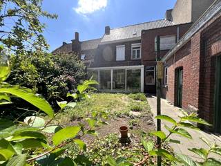 Ontdek deze charmante en unieke burgerwoning met authentieke elementen, gelegen in het centrum van Rollegem. Deze locatie combineert de charme van een dorpskern met een uitstekende bereikbaarheid. Eveneens in de nabijheid van winkels, scholen en openbaar vervoer.<br /><br />Indeling als volgt:<br />Bij het betreden van de woning word je verwelkomd in een prachtige, ruime inkomhal die meteen de toon zet voor de rest van de woning. De hoge plafonds en authentieke details zorgen voor een unieke beleving.<br />De leefruimte baadt in het natuurlijke licht en heeft een vlotte doorgang naar het keukengedeelte, voorzien van een gezellige ontbijthoek. Aansluitend vind je een veranda die uitgeeft op de tuin, ideaal om in alle rust te genieten van het buitenleven.<br /><br />Verder beschikt het gelijkvloers over een lichtrijke en ruime eetplaats, een praktische berging/wasplaats en een apart toilet. Praktische kelder is ook aanwezig.<br /><br />Op de eerste verdieping bevinden zich 3 ruime slaapkamers (18,6 - 20,6 - 12,2) en een badkamer, uitgerust met een ligbad/douchecombinatie, een tweede toilet en een lavabo.<br /><br />De woning beschikt bovendien over een zolder van maar liefst 66 m². Deze toffe ruimte is toegankelijk via een vaste trap, wat extra mogelijkheden biedt naar uitbreiding (extra slaapkamers, hobbygedeelte...).<br /><br />Buiten geniet je van een onderhoudsvriendelijke tuin met een extra tuinberging. Surplus zijn er 2 garages met een uitweg via de achtergelegen gemeenteweg. Er is eveneens ook voldoende parkeergelegenheid in de nabije omgeving.<br /><br />Deze karaktervolle woning is een absolute aanrader voor wie op zoek is naar ruimte, charme en een praktische indeling.<br />Aarzel niet en ontdek zelf de troeven van deze prachtige woning in hartje Rollegem!<br /><br />EXTRA TROEVEN: authentieke elementen, ruimtegevoel, cv op gas, uitweg achteraan...<br /><br />Onze ref. DEV4740