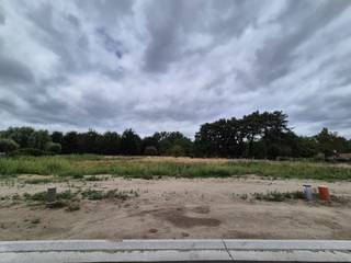 Mooi stuk bouwgrond voor halfopen bebouwing.Gunstige ligging!Uiterst interessant:GEEN BOUWVERPLICHTING VAN TOEPASSINGM.a.w. vrije keuze van architect...