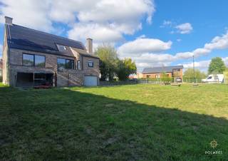 Terlanen – wonen in alle rust, met zicht op groen<br />Welkom in Terlanen, het kleinste en gezelligste gehucht van Overijse. Omringd door bossen en natuurpracht, geniet u hier van absolute rust én een vrije blik op het groen. Op wandelafstand bevindt zich het natuurreservaat, ideaal voor wie houdt van wandelen, fietsen of gewoon genieten van stilte en natuur.<br /><br />Na een grondige energetische én esthetische renovatie (2022 en later) voldoet deze woning aan alle moderne comforteisen:<br />* EPC-label A<br />* Nieuwe hoogrendementsketel & vloerverwarming<br />* 18 zonnepanelen met thuisbatterij<br />* Hybride warmtepomp voor de boiler<br />* Extra isolatie (dak en vloer)<br />* Conform gekeurde elektriciteit<br />* Gloednieuwe keuken & badkamer<br /><br />Indeling:<br />Gelijkvloers: inkomhal, gastentoilet, lichtrijke leefruimte met open keuken, inpandige garage/berging, douchekamer en grote schuiframen die rechtstreeks toegang geven tot terras en tuin met uniek uitzicht.<br />Eerste verdieping: nachthal, 3 ruime slaapkamers, bureau, badkamer met inloopdouche, ligbad, dubbele lavabo en toilet.<br /><br />Extra: volledig onderkelderd met royale bergruimte + zolder.<br /><br />Het perceel beschikt bovendien over een bijkomende toegang langs de Moskesstraat.<br /><br />✨ Mis deze buitenkans niet – een duurzame, moderne woning met vrij uitzicht op groen, in een uitzonderlijk rustige omgeving!