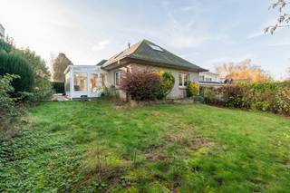 <p><strong>Te koop: ruime open bebouwing in Sterrebeek, gelegen in een rustige woonwijk en op korte afstand van het centrum.</strong></p>
<p>Deze woning uit 1967 biedt een royale indeling en een grote tuin van 578 m². Dankzij de ligging in een residentiële buurt, nabij openbaar vervoer en het centrum van Sterrebeek, geniet u van een perfecte combinatie van rust en bereikbaarheid. Scholen, winkels en invalswegen bevinden zich op wandelafstand, waardoor dit huis ideaal is voor gezinnen.</p>
<p><strong>Belangrijkste ruimtes:</strong></p>
• Woonkamer (37,3 m²) met veel lichtinval<br />• Keuken (24,2 m²) met ruimte voor eethoek<br />• 4 slaapkamers (8,5 m², 9,8 m², 13,0 m² en 24,0 m²)<br />• 2 badkamers (5,7 m² en 4,9 m²)<br />• Garage (24,0 m²)<br />• Kelder (31,0 m²)<br />• Veranda en terras<br />• Tuin (578 m²) met veel mogelijkheden<br />• Wijnkelder
<p><strong>Troeven:</strong><br />• Nabij openbaar vervoer<br />• Gelegen in een rustige woonwijk<br />• Op korte afstand van het centrum van Sterrebeek</p>
<p>Neem vandaag nog contact op met uw ERA-makelaar voor een bezoek.</p>
<p>JOUW DROOMHUIS. ZO GEVONDEN!</p>