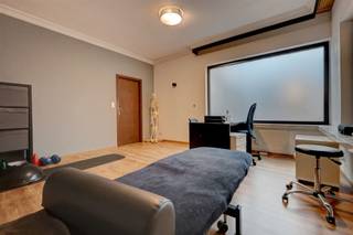 <p><span>Commercieel pand met twee praktijkruimtes in het hartje van Mechelen</span></p><p><span> </span></p><p><span>Bent u op zoek naar een handelsruimte waar u uw ondernemersdromen kan waarmaken? Dan is dit pand wellicht precies wat u zoekt.</span></p><p><span> </span></p><p><span>Deze functioneel ingerichte handelsruimte leent zich perfect voor uiteenlopende activiteiten. De praktische indeling zorgt ervoor dat elke ruimte optimaal benut kan worden. Bovendien beschikt het pand over verschillende troeven, zoals een aparte inkom en een uitstekende ligging in het hart van Mechelen. Dankzij de centrale locatie is het pand bijzonder vlot bereikbaar voor klanten, op wandelafstand van het treinstation en diverse haltes voor openbaar vervoer. De gemeenschappelijke kosten zijn 60 euro/maand.</span></p><p><span> </span></p><p><span>Als extra pluspunt is er ook een ondergrondse staanplaats inbegrepen in de huurprijs.</span></p><p><span> </span></p><p><span>Indeling:</span></p><p><span> </span></p><p><span>- lichtrijke ontvangstruimte/wachtruimte</span></p><p><span>- twee mooie praktijkruimtes</span></p><p><span>- een aparte berging</span></p><p><span>- een apart toilet</span></p><p><span> </span></p><p><span>Troeven:</span></p><p><span> </span></p><p><span>- zeer centrale en commerciële ligging</span></p><p><span>- ondergrondse staanplaats</span></p><p><span> </span></p><p><span>Ben jij geïnteresseerd in dit handelsgelijkvloers te huur in centrum Mechelen, ben je op zoek naar ander vastgoed, een investering of wens je de waarde van jouw eigendom te kennen? Dan ben je bij BOLT immo aan het juiste adres! Wij helpen jou graag verder.</span><span> </span></p>