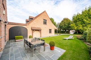 Mooi gelegen, in het centrum van Aalbeke: charmante karaktervolle grote herenwoning met uitweg achteraan (3 garages). <br /><br />Indeling gelijkvloers: ruime inkomhal met apart toilet, gezellige lichtrijke leefruimte met open haard, grote volledig geïnstalleerde keuken met aansluitend een 2de leefruimte/eetplaats, verder is er nog een kelder (droog) en een handige wasplaats.<br />1ste verdieping: apart toilet, 3 zeer ruime slaapkamers en een badkamer. Op de 2e verdieping is er een grote zolder met mogelijkheid tot 2 à 3 extra kamers.<br /><br />In het bijgebouw vinden we 3 garages en een ruime zolder. <br /><br />TROEVEN: 20 zonnepanelen, GUNSTIG EPC, veel parkeerplaats, mooi aangelegde tuin. <br /><br />meer info of plan je bezoek: info@immobeguin.be