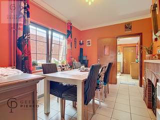 De centrale inkomhal geeft aan de rechterzijde doorgang naar de woonkamer dewelke zich uitstrekt over de ganse diepte van de woning. Verder is er...