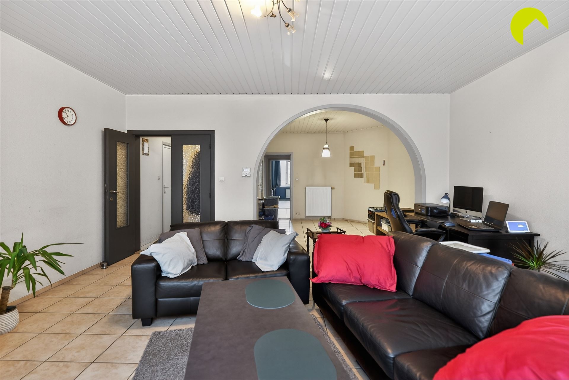 Lichtrijk appartement met 2 kelders en terrasje - foto 2