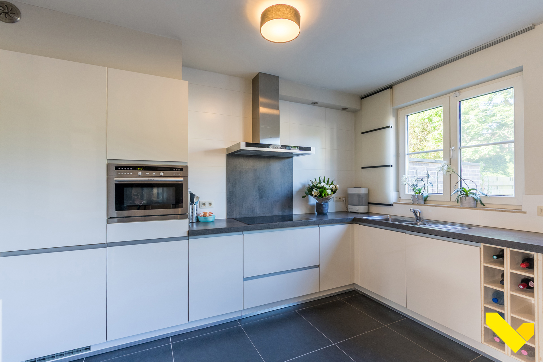 Ruime half open instapklare woning met zalig terras. - foto 5
