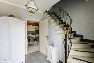 VERZORGDE VRIJSTAANDE GEZINSWONING MET RUIME TUIN IN DIEPENBEEK<br /><br />*** Bekijkt u deze woning via een aanverwante website? Surf dan naar https://matisimmo.be/nl/aanbod/4435970/huis-te-koop-in-3590-diepenbeek en klik op volgende link voor het INTERACTIEF GRONDPLAN: https://grondplan.matisimmo.be/grondplan/?map=DiepenbeekSteenweg22 ***<br /><br />Aan de verbindingsweg tussen het centrum van Diepenbeek en Hasselt is deze vrijstaande gezinswoning gelegen. Dankzij deze locatie zijn allerlei faciliteiten in de nabije omgeving vlot bereikbaar, alsook de gezellige steden Hasselt en Bilzen.<br /><br />De woning is klassiek ingedeeld met toch een hedendaags interieur. Daarbuiten werd ze ook goed onderhouden, zo werd het volgende uitgevoerd:
<ul>
<li>2010: nieuwe tegels in woonkamer en hal + laminaat op eerste verdieping</li>
<li>2011: nieuwe ramen</li>
<li>2016: dak vernieuwd en voorzien van isolatie</li>
<li>2019: verwarmingsketel</li>
</ul>
<br />Gelijkvloers geeft de inkomhal toegang toegang tot de naastgelegen lichtrijke woonkamer en achtergelegen keuken. De woonkamer geniet van veel lichtinval en geeft verder eveneens toegang tot de keuken. Aanpalend aan de keuken is een praktische berging gelegen. Vanuit deze ruimte kan men ook naar het terras en de tuin.<br />De keuken geeft verder nog toegang tot de kelderruimte.<br /><br />In de inkomhal is een vaste trap voorzien naar de eerste verdieping.<br />De eerste verdieping is ingericht met 3 ruime slaapkamers en een badkamer uitgerust met een douche, toilet en wandmeubel met lavabo.<br /><br />Via het zolderluik in de nachthal kan men naar de zolder, een opmerkelijke ruimte die veel opbergmogelijkheden biedt.<br /><br />De tuin is volledig omheind en in het verlengde van de inrit komt men uit op een vrijstaand gebouw dat ingedeeld is als tuinhuis/werkkamer en garage. Tevens werd hier een apart toilet voorzien. Vlak aan de woning achteraan kan men een gezellig terras inrichten waar men in alle privacy kan vertoeven.<br /><br />Bent u geïnteresseerd in deze goed onderhouden woning en wilt u ze graag bezoeken? Dan kan u vrijblijvend contact opnemen met ons kantoor via 089/44.00.00 of info@matisimmo.be<br /><br /><em>De vermelde woonoppervlakte is steeds de bruikbare vloeroppervlakte overgenomen uit het EPC-verslag.</em><br /><br /><em>Bestuursmaatregelen in het maatregelenregister: nee</em><br />