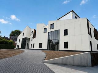 <p>Dit stijlvolle appartement maakt deel uit van een nieuwbouwproject met 11 appartementen en combineert hedendaags wooncomfort met een uitstekende ligging in Grimbergen. Dankzij de mogelijkheid tot aankoop aan 6% btw vormt dit een interessante opportuniteit voor zowel eigen bewoning als investering. Het appartement beschikt over een doordachte indeling met veel aandacht voor licht en leefruimte. Bovendien zorgen de privatieve terrassen en tuinen samen met de ruime gemeenschappelijke tuin voor een aangename buitenbeleving. De centrale ligging biedt een vlotte verbinding naar winkels, openbaar vervoer en belangrijke invalswegen.</p>
<p> </p>
<p>Belangrijkste ruimtes:</p>
<p>• Lichtrijke woonkamer met open leefruimte</p>
<p>• Open keuken met moderne indeling en praktische aansluitingen</p>
<p>• Terras en/of privatieve tuin voor extra buitenruimte</p>
<p>• Ruime gemeenschappelijke tuin toegankelijk voor bewoners</p>
<p>• Kelder en staanplaats aanwezig </p>
<p> </p>
<p> </p>
<p>Troeven:</p>
<p>• Nieuwbouwproject met 11 moderne appartementen</p>
<p>• Mogelijkheid tot aankoop aan 6% btw</p>
<p>• Centrale ligging met terrassen, tuinen en gemeenschappelijke tuin</p>
<p> </p>
<p>Neem vandaag nog contact op met je ERA-makelaar voor meer informatie of een bezoek.</p>
<p> </p>
<p>JOUW DROOMAPPARTEMENT. ZO GEVONDEN!</p>