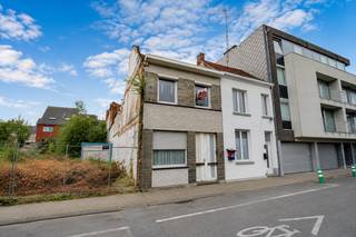 Bent u op zoek naar een woning met potentieel die u volledig naar eigen smaak en wensen kunt renoveren? Dan biedt deze eigendom gelegen te Kalkstraat 75, 9100 Sint-Niklaas een unieke kans voor wie op zoek is naar een pand met tal van mogelijkheden.<br /><br />Deze woning is bijzonder gunstig gelegen in het hart van Sint-Niklaas, op korte afstand van winkels, scholen, openbaar vervoer, horeca en alle dagelijkse voorzieningen. <br /><br />De woning dient echter volledig gerenoveerd te worden en biedt de ideale basis voor wie op zoek is naar een totaalrenovatie van A tot Z. Mits de nodige werken kan deze eigendom omgevormd worden tot een hedendaagse woning die volledig aansluit bij uw eigen woonwensen en stijl.<br /><br />Op het gelijkvloers beschikt de woning over een leefruimte en een aparte keuken, maar beide ruimtes zijn toe aan een grondige renovatie. Verder bevindt zich op het gelijkvloers nog een voorkamer die kan dienen als extra kamer, bureau of hobbyruimte.<br /><br />Op de eerste verdieping bevinden zich drie slaapkamers, die eveneens volledig aangepakt dienen te worden. Samen met de kamer op het gelijkvloers beschikt de woning over vier kamers, waardoor er verschillende mogelijkheden zijn voor gezinnen, starters of investeerders.<br /><br />Achteraan beschikt de woning over een kleine buitenkoer, een aangename extra buitenruimte.<br /><br />De woning beschikt over een EPC-label F, waardoor er rekening gehouden dient te worden met de nodige energetische renovatiewerken.<br /><br />Deze eigendom richt zich tot de koper die op zoek is naar een woning met een uitstekende ligging en de ambitie heeft om een pand volledig te transformeren. Dankzij de centrale ligging en het renovatiepotentieel vormt dit een interessante opportuniteit voor handige kopers, starters met renovatieplannen of investeerders.<br /><br />Bent u op zoek naar een renovatieproject waarbij u uw eigen droomwoning kunt creëren? Dan is deze woning zeker een bezoek waard.<br /><br />Dit pand is onderworpen aan de renovatieverplichting van de Vlaamse overheid voor residentiële gebouwen (behoudens bij sloop binnen 5 jaar na de aankoop). Consulteer voor meer informatie de website van het Vlaams Energie- en Klimaatagentschap via https://www.vlaanderen.be/een-huis-of-appartement-kopen/renovatieverplichting-voor-residentiele-gebouwen.