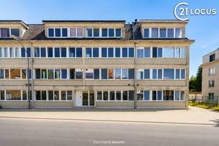 <p><span>Vous recherchez un appartement prêt à emménager offrant confort, luminosité et une excellente situation ? Cet appartement parfaitement entretenu d'environ 85 m² habitables constitue une opportunité idéale, tant pour une résidence principale que pour un investissement.</span></p>
<p><span>Le séjour lumineux bénéficie de grandes baies vitrées qui apportent une agréable lumière naturelle tout au long de la journée. La cuisine, récemment rénovée, allie modernité et fonctionnalité pour répondre aux besoins du quotidien.</span></p>
<p><span>L'appartement dispose également de deux chambres spacieuses, d'une salle de bains soignée ainsi que d'une agréable terrasse exposée plein sud où vous pourrez profiter du soleil du matin jusqu'au soir.</span></p>
<p><span>Le confort est complété par des châssis récemment remplacés, tous équipés de moustiquaires, une installation électrique conforme, un chauffage central au gaz ainsi qu'une bonne performance énergétique, garantissant une consommation maîtrisée.</span></p>
<p><span>Situé à proximité immédiate des commerces, des écoles, des transports en commun et des principaux axes routiers, cet appartement offre un équilibre parfait entre tranquillité et accessibilité.</span></p>
<p><span>Une belle opportunité pour ceux qui recherchent un appartement prêt à emménager, dans un environnement pratique et agréable.</span></p>
<p><span>Contactez Century 21 Locus dès aujourd'hui pour organiser votre visite.</span></p>