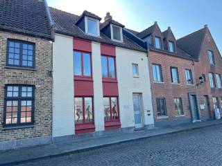 Zoekt u een investeringspand met rendement van 4%? Mis deze kans niet!Appartement gelijkvloers (met praktijkruimte):Inkom, wachtkamer, open ruimte,...