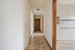 <p>Dit lichtrijke appartement ligt op slechts 1 minuut wandelen van het centrum van Aalter, maar geniet tegelijk van een rustige ligging.</p><p>Gelegen op de tweede verdieping omvat het appartement een ruime en lichtrijke woonkamer met eetplaats, een geïnstalleerde keuken met gezellige ontbijthoek en aansluitend balkon, 2 volwaardige slaapkamers, een badkamer met nieuwe douche (nog te plaatsen), apart toileten een praktische berging.</p><p>Daarnaast beschikt u over een ondergrondse garage met elektrische poort, aan te kopen voor €25.000, evenals een private kelderberging. <br />Bovendien bestaat de mogelijkheid om een tweede autostaanplaats bij aan te kopen voor €20.000.</p><p>Dankzij de zuidwestoriëntatie geniet u van veel licht en een aangename woonomgeving.</p><p>Ideaal als eigen woonst of als interessante investering.</p><p><strong>Troeven:</strong><br />•    Op wandelafstand van het centrum<br />•    Rustige ligging<br />•    2 slaapkamers<br />•    Balkon<br />•    Mogelijk tot aankopen van garage en autostaanplaats<br />•    Private kelderberging<br />•    Zuidwestoriëntatie<br />•    Interessant als investering</p><p><strong>PRAKTISCHE INFO:</strong></p><p>•    EPC label C | 245 kWh/m² jaar<br />•    Stedenbouwkundige inlichtingen: Vg | Wg - Ag | Gmo | Gvkr | Gvv<br />•    De bovenvermelde bewoonbare oppervlakte betreft de bruto oppervlakte zoals vermeld in het EPC-attest.</p><p>Extra info of een bezoek? Bel Simon op 0499 99 49 17 of simon@heritagevastgoed.be<br /> </p>