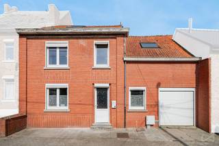 Te koop in Orp-le-Grand, charmant huis met 4 slaapkamers met tuin en garage, op te frissen. Dit huis biedt een woonoppervlakte van 163 m2 (197 m2...