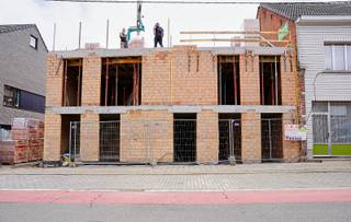Dit appartement maakt deel uit van een stijlvol en kleinschalig nieuwbouwproject met vier appartementen aan de rand van het centrum van Malderen. Alle appartementen zullen compleet worden afgewerkt in samenspraak met de koper en conform het lastenboek. Daarnaast zijn deze zeer energiezuinig en zijn ze voorzien van vloerverwarming én koeling met warmtepomp. Bovendien is er ook de mogelijkheid om een autostaanplaats en/of afgesloten garage bij aan te kopen.<br />Dit appartement beschikt over een royale slaapkamer van 3,5 m op 4,3 m, een aangename tuin van 34 m² en een grote leefruimte met open keuken – ideaal voor wie houdt van stijlvol en praktisch wonen. Perfect voor alleenstaanden, koppels of investeerders op zoek naar een hedendaags éénslaapkamerappartement met buitenruimte.<br />Wenst u meer info over dit prachtige nieuwbouwproject? Contacteer ons op 052/41.41.94.<br />De werken aan dit gebouw zijn al gestart. Laatste appartement te koop! <br /><br />Referentie: 5405