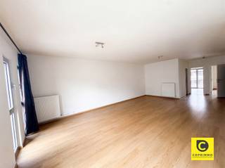 <p><span>Ruim 2 slaapkamer appartement met garage te huur!</span></p><p><span>Dit ruime appartement van 113 m² is gelegen op de tweede verdieping van een verzorgd gebouw met vier verdiepingen. Dankzij de royale oppervlakte biedt het appartement tal van mogelijkheden om comfortabel te wonen. Bovendien beschikt het over twee slaapkamers en een bijhorende garage, ideaal voor wie op zoek is naar extra parkeergelegenheid of bergruimte.</span></p><p><span>Het appartement heeft volgende indeling:</span></p><p><span>Inkomhal & leefruimte</span></p><p><span>U betreedt het appartement via de inkomhal, die toegang biedt tot de verschillende ruimtes van de woning.</span></p><p><span>De ruime leefruimte geniet dankzij de royale oppervlakte van tal van inrichtingsmogelijkheden. Hier kunt u een gezellige zithoek en een aangename eetruimte creëren, ideaal voor comfortabel dagelijks wonen.</span></p><p><span>Slaapkamers & badkamer</span></p><p><span>Het appartement beschikt over twee ruime slaapkamers, die naar eigen wens kunnen worden ingericht als slaapkamers, bureauruimte of dressing.</span></p><p><span>Huurprijs en beschikbaarheid</span></p><p><span>- Maandelijkse huurprijs: </span><span>€1.100,00</span></p><p><span>- Garage verplicht mee te huren: </span><span>€100,00</span></p><p><span>- Maandelijkse gemeenschappelijke kosten: </span><span>€125,00 </span><span>(onderhoud gemeenschappelijke delen)</span></p><p><span>Extra troeven</span></p><p><span>- Twee slaapkamers</span></p><p><span>- Garage</span></p><p><span>- Gelegen op de tweede verdieping</span></p><p><span>- Ruim en verzorgd</span></p>