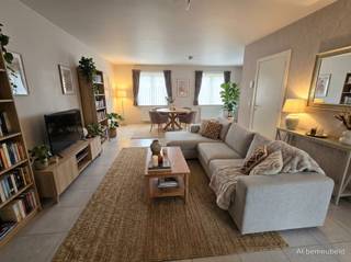 <p>Bent u op zoek naar een ruime gezinswoning te centrum Heist met station, winkels en scholen op wandelafstand. Lees dan zeker verder. Deze woning op 324m² is zeer centraal gelegen, is instapklaar en heeft een bereikbaarheid via de Donatusstraat achteraan het perceel.<br /><br />Het gelijkvloers biedt een inkomhal met toilet, woonkamer, keuken voorzien van alle toestellen en met directe toegang naar de tuin. Praktische berging en dubbele garage aansluitend aan de keuken.<br />Het 1ste verdiep heeft een nachthal, 3 slaapkamers waarvan de grootste voorzien van een aparte dressing ruimte. Badkamer met ligbad, douche en lavabomeubel. Aparte toiletruimte.<br />Het 2de verdiep geeft uit op een zeer ruime slaapkamer die kan heringedeeld worden als 2 slaapkamers.<br />Kleine zolder bereikbaar via valluik.<br />Kruipruimte aanwezig onder de volledige woning.<br /><br />Gezellige tuin met overdekt terras. Volledig omheind en bereikbaar via wegenis achteraan (Donatusstraat).<br /><br />Troeven:<br />- De woning biedt veel ruimte (249m² incl garage)<br />- 4 tot 5 slaapkamers<br />- Gunstige EPC score C met waarde 205, vijf punten boven score B. Na plaatsing van zonnepanelen score B.<br />- Elektriciteit conform gekeurd<br />- Centrale verwarming aardgas, PVC ramen dubbel glas, 14cm dakisolatie<br /><br />Contacteer Dupont Vastgoed voor een bezoek ter plaatse op 015 15 15 15 </p>