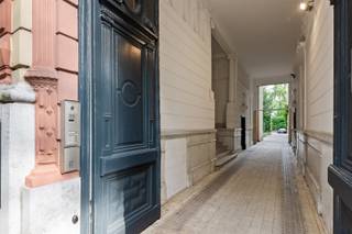 <p><span>BERCHEM - Albertpark: </span><span>Prachtig duplexappartement (ca 182m²) in herenwoning met 3 slaapkamers, bureau en zeer groot terras. Autostaanplaats mogelijk.</span></p><p><span> </span></p><p><span>BESCHRIJVING:</span></p><p><span>Duplexappartement omvattende de 3° en 4° verdieping van een prachtige herenwoning.</span></p><p><span> </span></p><p><span>3° Verd:</span></p><p><span>Inkomhal op mooie Bourgondische tegels. </span></p><p><span>Ingemaakte kasten.</span></p><p><span>Apart hangtoilet met handenwasser.</span></p><p><span>Ruime living (ca 46m²) op Bourgondische tegels, met zeer veel lichtinval. Open haard.</span></p><p><span>Toegang naar prachtig zonneterras (ca 34m²) op bankirai via grote schuiframen.</span></p><p><span>Volledig geïnstalleerde open keuken op Bourgondische tegels. Veel ingemaakte kasten, oven (ATAG), microgolfoven (ATAG), nieuwe inductiekookplaat, vaatwasser, dampkap, dubbele spoelbak en granieten werkblad. Aangebouwde granieten tafel.</span></p><p><span>De keuken geeft eveneens uit op het terras.</span></p><p><span>Slaapkamer/Bureau (ca 11m²) vooraan.</span></p><p><span>Aparte waskamer.</span></p><p><span>In de gemeenschappelijke inkomhal is tevens nog een bergkast aanwezig.</span></p><p><span> </span></p><p><span>4° Verd</span><span>:</span></p><p><span>Via een mooie trap met glazen treden bereiken we de bovenste verdieping, waar zich momenteel 2 slaapkamers bevinden, maar waar men er gemakkelijk 3 van kan maken.</span></p><p><span>Fitnessruimte op parket.</span></p><p><span>Masterbedroom (ca 22m²) achteraan, op parket, met grote schuiframen.</span></p><p><span>Gezellige badkamer met lichtkoepel, voorzien van hoekbad, aparte douchecel, dubbel lavabo in badkamermeubel, toilet en sierradiator.</span></p><p><span>Slaapkamer 2 (ca 15m²) op parket, eveneens achteraan gelegen. Inpandige douchekamer met douchecel, designlavabo en handdoekdroger, afgesloten van de kamer met schuifdeur.</span></p><p><span> </span></p><p><span>Kelder (ca 4,5m²)</span></p><p><span> </span></p><p><span>Autostaanplaats achteraan in tuin: 50.000 € (2° van rechts te beginnen)</span></p><p><span> </span></p><p><span>BIJZONDERHEDEN:</span></p><p><span>* Gemeenschappelijke kosten ca 350 €/maand (cv, water, lift, onderhoud, verzekering, syndicus)</span></p><p><span>* Ramen aluminium + dubbele beglazing</span></p><p><span>* Nieuwe cv hoogrendementsketel op gas</span></p><p><span>* Videofonie</span></p><p><span> </span></p><p><span>Uiterst gezellig appartement met veel lichtinval in uiterst residentieel gebouw.</span></p><p><span> </span></p>