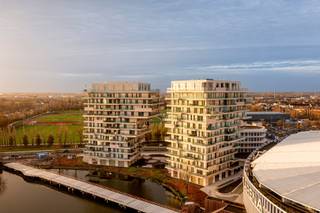 Gelegen vlakbij het centrum van Waregem met zicht op de Brug Vijvers en de Elindus Arena vinden we op de 11e verdieping dit luxueus afgewerkt appartement met één slaapkamer in residentie Ascot.<br /><br />Het appartement is volledig geschilderd, voorzien van inbouwkasten, lichtarmaturen, gordijnen, muggenwering, vloerverwarming en bediening van verlichting/verwarming via domotica. Geniet vanop uw terras van het magnifiek zicht op skyline van Waregem. Door het lage E-peil (onder 30), vloerverwarming op geothermie en laadpaal bij de autostaanplaats woont u in een future-proof BEN appartement met een zeer laag energieverbruik. <br /><br />Het appartement op de 11e verdieping heeft volgende indeling:<br />Binnenkomst via de inkomhal met apart toilet (handwasser), leefruimte met open, volledig uitgeruste keuken (Smeg toestellen) en zithoek. Handige berging vlakbij de keuken. Slaapkamer met inbouwkasten en aansluitende douchekamer (met lavabomeubel). De leefruimte en slaapkamer bieden toegang naar het ruime terras. Ondergrondse kelderberging inbegrepen in de huurprijs.<br /><br />Autostaanplaats met laadpaal 80 EUR/mnd.<br />Gemeenschappelijke kosten (provisie syndic) bedragen 60 EUR/mnd.<br />Het appartement is beschikbaar vanaf 01/08/2026.<br /><br />Enkele troeven<br /><br />- Magnifiek zicht;<br />- Future-proof en energiezuinig;<br />- Volledig instapklaar met luxueuze afwerking;<br />- Ondergrondse berging en autostaanplaats met laadpaal.<br /><br />Voor meer info of een bezoek, aarzel niet om contact op te nemen!