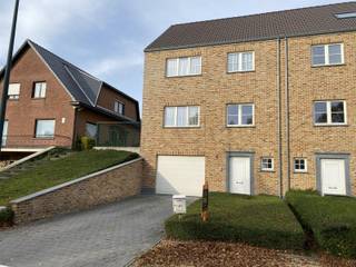 Recente, ruime 3-gevel woning, ideaal gelegen nabij het centrum van Sterrebeek.Niveau straat: inkomhal, berging en garage (45,74m2).Niveau tuin: WC,...
