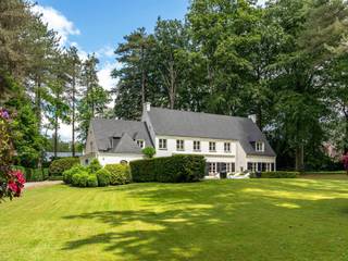 Dit private eigendom met een bewoonbare oppervlakte van ± 422 m² is gelegen in de woonwijk van 7 Fontaines op een perceel van 50 are...