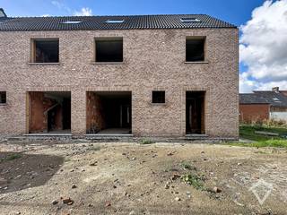 In de omgeving van de Mokkerkapel worden drie moderne BEN-woningen gerealiseerd op een aantrekkelijke locatie, op wandelafstand van scholen, winkels en openbaar vervoer. Bij de ontwikkeling staat optimaal wooncomfort, energiezuinigheid en een kwalitatieve uitvoering centraal.<br /><br />Indeling van de woning:<br />Via de inkomhal met gastentoilet komt u binnen in de lichtrijke leefruimte met open keuken in L-vorm. Dankzij de grote raampartijen geniet de woonkamer van veel natuurlijk licht en een mooi uitzicht op de tuin. Aansluitend aan de keuken bevindt zich de inpandige garage (22,17m²).<br /><br />Op de eerste verdieping bevinden zich de nachthal, drie volwaardige slaapkamers en een geïnstalleerde badkamer. Via een vaste trap bereikt u de ruime zolderverdieping, waar de mogelijkheid bestaat om twee bijkomende kamers te realiseren.<br /><br />Lot 5 beschikt bovendien over een inpandige garage en een regenwaterput van 7.500 liter. De woning wordt uitgerust met zonnepanelen, een ventilatiesysteem type D en een energiezuinige lucht-waterwarmtepomp.<br /><br />De woning kan wind- en waterdicht worden aangekocht. Ideaal voor wie de verdere afwerking volledig naar eigen smaak en budget wenst te bepalen.<br /><br />Een energiezuinige nieuwbouwwoning met ruimte, comfort én uitbreidingsmogelijkheden op een uitstekende locatie.<br /><br />Wenst u meer informatie of een bezoek ter plaatse? Contacteer ons gerust voor een vrijblijvende afspraak.