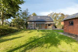 Villa met grote tuin en extra garage/berging. EPC-B<br />Gelijkvloers<br /> •inkomhal met trap en gastentoilet<br /> •lichtrijke leefruimte met gezellige houtkachel<br /> •ingerichte keuken<br /> •slaapkamer/ bureau<br /> •badkamer met dubbele lavabo, bad/douche<br /> •inpandige garage met extra toilet<br /><br />Boven<br /> •nachthal<br /> •5 kamers flexibel in te richten (slaapkamer/ extra badkamer/ dressing/ hobbykamer…)<br /> •toilet<br /><br /> Grote, droge kelder<br /><br />Bijzonderheden <br /> •grote zuid gerichte tuin<br /> •ruim overdekt terras<br /> •tweede vrijstaande garage met oprit<br /> •regenwaterput (20 000 L)<br /> •Ideaal gelegen in een rustige straat, vlotte bereikbaarheid van lokale winkels en scholen, in een mum van tijd op E34<br /> •veel potentieel<br /><br />De algemene voorwaarden van Dewaele DIY kunt u steeds raadplegen via dewaele.com.<br /><br />Bestuursmaatregelen in het maatregelenregister: nee