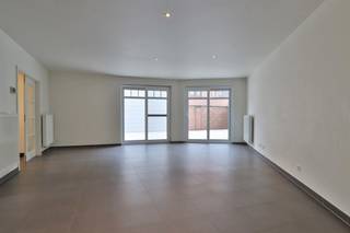 Zoekt u een energiezuinig 2-slaapkamer appartement met ruim terras in hartje Beveren?<br />Dan is dit appartement vast iets voor u!<br /><br />Het appartement is gelegen op de gelijkvloerse verdieping van een kleinschalig gebouw in het centrum van Beveren en heeft volgende indeling: een privé inkomhal met een apart toilet met handwasser, een ruime living met aansluitend een ruim terras, een halfopen keuken (voorzien van keramische kookplaat, spoelbak, dampkap, koelkast en vaatwasmachine), een berging, een badkamer (met een inloopdouche, een extra breed ligbad en een dubbel lavabomeubel) en 2 slaapkamers, 15m² en 8m² (waarvan de grootste met patio).<br /><br />Verder is er een ondergrondse staanplaats met berging en een gemeenschappelijke fietsenstalling inbegrepen in de huurprijs.<br />Het appartement is bovendien volledig voorzien van verlichting. <br /><br />De gemeenschappelijke kosten bedragen 50 euro per maand.<br />Het appartement is beschikbaar vanaf 1 september.<br /><br />De voornaamste troeven van dit appartement zijn: centrale ligging, de energiezuinigheid, vlakbij de winkelstraten...<br /><br />Twijfel niet om ons te contacteren voor meer informatie of een plaatsbezoek via verhuur@homevast.be of tel. 03 376 20 20.
