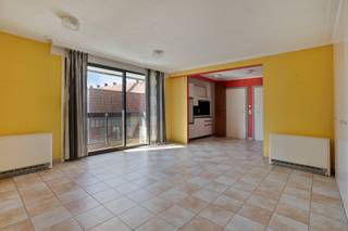 <span><span>Op zoek naar een centraal gelegen studio voor eigen bewoning of een interessante opbrengsteigendom in het centrum van <strong>Roeselare</strong>? Lees dan zeker verder!<br /><br />Deze studio is gelegen in de Steenstraat, op een uitstekende locatie in de stadskern van Roeselare. Winkels, scholen, openbaar vervoer en tal van andere voorzieningen situeren zich op wandelafstand.<br /><br />De studio bevindt zich op de eerste verdieping van een <strong>kleinschalige residentie</strong>, opgericht in 1976, en beschikt over een gezellige en lichtrijke leefruimte met eet- en zithoek, slaaphoek, <strong>aanpalend buitenterras</strong>, een open keuken, een badkamer uitgerust met douche, lavabo, toilet en wasplaats en een aparte berging.<br /><br />Men beschikt over een <strong>EPC-label F (707 kWh/m²jaar)</strong>, waardoor er een renovatieplicht geldt.<br /><br /><strong>De studio staat leeg en is dus meteen beschikbaar bij akte. </strong><br /><br /><u>Troeven:</u></span></span>
<ul>
<li><span><span>Onmiddellijk beschikbaar bij akte;</span></span></li>
<li><span><span>Lichtrijke en gezellige leefruimte;</span></span></li>
<li><span><span>Centrale ligging in het centrum van Roeselare;</span></span></li>
<li><span><span>Zowel geschikt als investering als voor eigen bewoning.</span></span></li>
</ul>
<span><span> Interesse? Neem gerust even contact met ons op voor meer informatie of een bezoek ter plaatse en ontdek zelf de troeven van dit centraal gelegen appartement in Roeselare. Bel Diksimmo op het nummer <strong>051 50 11 51</strong> of mail naar diksmuide@diksimmo.be.</span></span>