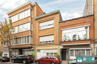 <p><span>Deze ruime opbrengsteigendom bevindt zich op de grens van Borgerhout &amp; A’pen Noord. Het betreft een handelspand, thans ingedeeld als 3 studio’s, 1 appartement met 2slpk en een ruim magazijn met koer. Het is gelegen dichtbij de gegeerde buurt rond de Kerkstraat! Op wandelafstand van het centrum van Antwerpen! Met het openbaar vervoer en de nabijheid van het centraal station maakt dit een goed bereikbare locatie.</span></p><p><span> </span></p><p><span>Grootste troeven:</span></p><p><span>-Ruim pand op centrale locatie</span></p><p><span>-Veel potentieel: te renoveren/ op te frissen naar eigen smaak</span></p><p><span>-Aparte meters: 5x water-, gas- &amp; elektriciteitsmeters</span></p><p><span>-Zelden of nooit leegstand</span></p><p><span> </span></p><p><span>Indeling:</span></p><p><span>-GLVL (studio voorkant 40m²): Living (20m²) met aansluitend eetkamer (13m²). Vervolgens keuken (4m²) met daarnaast de badkamer (3m²).</span></p><p><span>-GLVL (Magazijn 120m²): Ruim magazijn met 4 polyvalente ruimtes (22m², 16m², 15m² &amp; 15m²), keuken (3m²) en badkamer (5m²). Tot slot is er nog een koer (5m²).</span></p><p><span>-V1 (studio voorkant 50m²): Slaapkamer (18m²) met aansluitend de living (18m²). Vervolgens keuken (6m²) met daarnaast de badkamer (4m²).</span></p><p><span>-V1 (appartement achterkant (70m²): Living met open keuken (samen 34m²) met toegang tot het terras (17m²). Verder is er een badkamer (5m²), achteraan 2 ruime slaapkamers (12m² &amp; 11m²).</span></p><p><span>-V2 (studio 50m²): Living (20m²) met daarnaast de slaapkamer (15m²). Vervolgens keuken (5m²) met aansluitend de badkamer (2m²).</span></p><p><span>Tot slot is er nog een ruime kelder (55m²).</span></p><p><span> </span></p><p><span>Voor meer informatie kan u terecht bij Area Partners: Info@area.be of 03/284.60.60</span></p>