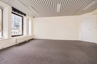 <span>Indeling</span>: <br /><br />Unieke kans: kantoor of potentieel appartement op toplocatie in hartje Antwerpen!<br /><br />Ben je op zoek naar een lichtrijke en ruime werkplek in het bruisende centrum van Antwerpen? Of overweeg je om een stijlvol stadsappartement te creëren met uitzicht op het iconische Operagebouw? Dan is dit veelzijdige pand op de zesde verdieping beslist een buitenkans.<br /><br />Met een royale oppervlakte van 169 m² biedt deze eigendom alle ruimte om jouw professionele of residentiële plannen te realiseren. Het pand is momenteel ingericht als kantoor en omvat een grote open ruimte die is opgedeeld in drie afzonderlijke werkplekken. Dankzij de indrukwekkende 11 meter brede voorgevel met grote raampartijen geniet je hier de hele dag door van overvloedig natuurlijk licht. De ligging op de zesde verdieping – gemakkelijk bereikbaar met de lift – zorgt bovendien voor rust en een prachtig zicht over de stad, met onder meer het Operagebouw, het Atheneum en het groene plein voor de deur.<br /><br />De indeling is praktisch en doordacht: via de inkomhal kom je in de ruime kantoorzone, gevolgd door een volledig uitgeruste keuken met ingemaakte kasten, twee afzonderlijke toiletten en een lavabomeubel. Een individuele kelderberging is eveneens inbegrepen. Als extra troef beschikt dit pand over het privatief gebruiksrecht van een terras – een zeldzame luxe in het stadscentrum.<br /><br />Dankzij het gunstige EPC-label B is het pand bovendien energiezuinig. Of je nu op zoek bent naar een representatieve locatie voor je kantoor, praktijk of showroom, of droomt van een combinatie van wonen en werken in het hart van de stad: dit pand biedt eindeloze mogelijkheden – inclusief de optie tot omvorming tot appartement (mits goedkeuring van de stad Antwerpen).<br /><br /><br /><span>Omgeving</span>:<br /><br />Gelegen aan de iconische Leien, bevindt dit adres zich op een strategisch knooppunt tussen het historische stadscentrum en het vernieuwde operaplein, met directe toegang tot alle belangrijke voorzieningen.<br /><br />Op wandelafstand vind je het Centraal Station – een architecturaal pareltje en één van de drukst bezochte treinhubs van België – wat zorgt voor een vlotte nationale en internationale verbinding. Ook de Meir, dé winkelboulevard van Antwerpen, ligt letterlijk om de hoek. Hier geniet je van een ruim aanbod aan modezaken, flagshipstores en gezellige koffiebars. Voor cultuur- en muziekliefhebbers liggen de Opera van Vlaanderen en de Koningin Elisabethzaal op een boogscheut.<br /><br />De wijk rond de Frankrijklei wordt bovendien gekenmerkt door een mix van historische grandeur en moderne stadsvernieuwing. Denk aan statige gevels, brede lanen, groene pleinen en recent opgewaardeerde infrastructuur. De Rooseveltplaats en het Operaplein zijn recent heraangelegd met focus op voetgangerscomfort, openbaar vervoer en leefbaarheid.<br /><br />Wat deze locatie extra aantrekkelijk maakt, is de directe aansluiting op belangrijke invalswegen en de nabijheid van verschillende tram- en bushaltes. Je verplaatst je hier moeiteloos te voet, met de fiets, het openbaar vervoer of de wagen.