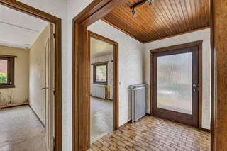 <p>In een <strong>rustige doodlopende straat</strong> te Okegem bevindt zich <strong>deze te renoveren bungalow</strong> <strong>op een perceel van 402 m²</strong>. Dankzij de uiterst rustige ligging geniet u hier van de nodige <strong>woonrust, </strong>terwijl winkels, scholen, openbaar vervoer en het treinstation zich op korte afstand bevinden. Bovendien is er een vlotte verbinding naar Ninove, Denderleeuw, Liedekerke en Roosdaal. De woning omvat een inkomhal, een afzonderlijk toilet, een lichtrijke keuken, een gezellige leefruimte, <strong>twee slaapkamers</strong>, een badkamer en <strong>een garage.</strong> Daarnaast beschikt het pand over <strong>een oprit, een terras en een voortuin</strong>. Deze bungalow biedt tal van mogelijkheden voor wie op zoek is naar een woning die volledig naar eigen smaak en wensen kan worden ingericht. <strong>Dankzij de bestaande structuur en de uitbreidingsmogelijkheden kan de woning mits de nodige renovatiewerken worden omgetoverd tot een moderne en energiezuinige bungalow op een bijzonder rustige locatie. </strong>Bent u op zoek naar een renovatieproject met potentieel, op een aangename ligging en met alle voorzieningen binnen handbereik? Dan is deze woning zeker een bezoek waard. CV op stookolie – Buitenschrijnwerk in PVC/hout met dubbele beglazing. (Maatregelen opgenomen in het maatregelenregister: neen)</p>