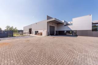 MODERN BEDRIJFSGEBOUW MET MAGAZIJN, KANTOREN EN APPARTEMENTDit polyvalent bedrijfsgebouw ligt op een toplocatie in Genk-Zuid linkeroever. Van hieruit...