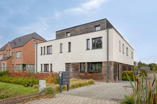 KIJKMOMENT ZA 13/12 van 09:30 tot 11:00 ! <br /><br />Dit instapklaar gelijkvloers appartement is uitstekend gelegen aan het Punt in Geel, op wandelafstand van openbaar vervoer, winkels en scholen. Dankzij de vlotte verbinding met de E313 en E314 bereik je moeiteloos de omliggende gemeenten en steden.<br /><br />Bij binnenkomst via de inkomhal kom je terecht in de lichtrijke leefruimte met open indeling. De moderne keuken is volledig uitgerust met een vaatwasser, combi-oven, koelkast, inductiekookplaat, afzuigkap en voldoende opbergruimte. De aangename zithoek en eetruimte vormen samen een gezellige leefomgeving.<br /><br />Via de nachthal heb je toegang tot twee slaapkamers, een stijlvolle badkamer, een apart toilet en een praktische berging met aansluiting voor een wasmachine. De slaapkamers zijn voorzien van rolluiken, wat zorgt voor extra comfort en privacy. De badkamer is uitgerust met een inloopdouche, wastafel met spiegelkast en handige opbergruimte.<br /><br />De volledig omheinde tuin van ca. 75 m² is een echt pluspunt: gezellig ingericht en voorzien van een prachtig overdekt terras waar je het hele jaar door kan genieten. Achteraan het perceel bevinden zich bovendien een private autostaanplaats en gemeenschappelijke tuinberging en fietsenberging, de autostaanplaats is verplicht aan te kopen aan € 16.000,00<br /><br />Dit appartement is ideaal voor starters, koppels of investeerders die op zoek zijn naar een kwalitatieve en zorgeloze investering op een centrale ligging in Geel.