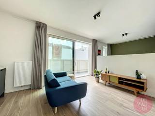 Dit appartement is gelegen op de begane grond van de recente "Canal Wharf" residentie (Blok C). Deze gemeubelde studio biedt een aangename hoeveelheid natuurlijk licht en ligt op slechts een korte wandeling van Tour & Taxis.<br /><br />De studio (±50 m²) is als volgt ingedeeld:<br />- Woonkamer met open keuken en toegang tot een zonnig terras<br />- Keuken uitgerust met hoogwaardige materialen<br />- Bergruimte met wasmachine en Proximus-aansluiting (glasvezel)<br />- Garderobe en veel bergruimte<br />- Doucheruimte<br />-Ingebouwde elektronisch aangestuurde zonnewering<br /><br />Huurvoorwaarden:<br />- Beschikbaar: 01/12/2026<br />- Huur op korte termijn wordt aanvaard.<br /><br />Voor een bezichtiging van deze studio kunt u een verzoek sturen via www.dewaele.com.