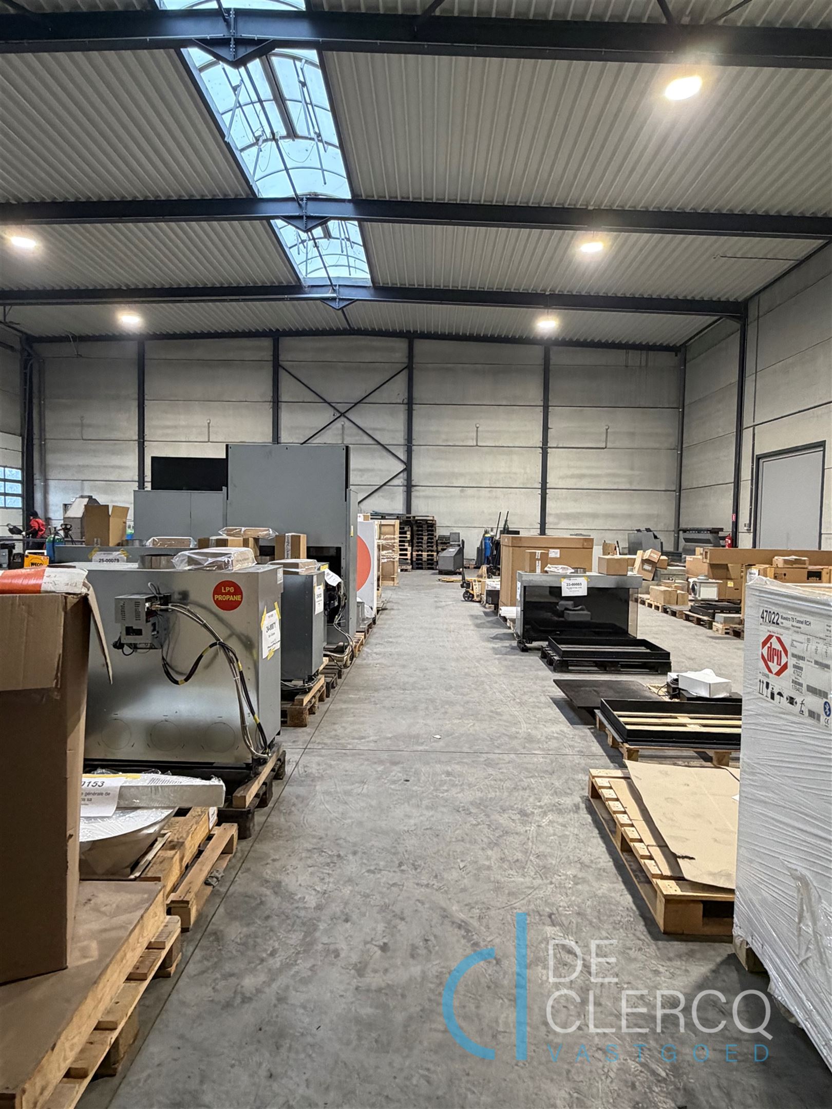 Ruim, goed gelokaliseerd magazijn te huur met parking! - foto 3