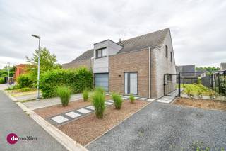 <p><span>Mooie halfopen, recente woning met 3 slaapkamers in Hever</span></p><p><span> </span></p><p><span>Wil je wonen in een rustige woonwijk in een doodlopende straat? Twijfel dan niet en neem een kijkje in deze woning! </span></p><p><span> </span></p><p><span>Via de inkomhal, met apart toilet en ingemaakte vestiaire, kom je in de lichtrijke, open woonkamer met zit- en eetgedeelte. De open keuken is voorzien van alle comfort, koken wordt dus een plezier. Aansluitend aan de keuken heb je de inpandige garage met plaats voor een berging (met aansluiting voor wasmachine/droogkast).</span></p><p><span> </span></p><p><span>Via de trap naar de eerste verdieping, waar je beschikt over 3 ruime slaapkamers. Daarnaast is er een ruime badkamer aanwezig met dubbele wastafel, bad & inloopdouche. Op de nachthal is er nog een extra toilet aanwezig. </span></p><p><span> </span></p><p><span>Op de zolder kan je makkelijk dingen stockeren. </span></p><p><span> </span></p><p><span>Genieten kan je zonder meer in de tuin of op het terras.</span></p><p><span> </span></p><p><span>De woning is gelegen in een recente woonwijk waar het rustig en gezellig vertoeven is. Daarnaast is alles binnen handbereik (winkels, scholen, openbaar vervoer, ...) en beschik je over een vlotte verbinding naar Mechelen, Leuven, Antwerpen en Brussel.</span></p><p><span> </span></p><p><span>Spreekt deze woning jou ook aan? Aarzel dan niet om ons te contacteren!</span></p><p><span> </span></p><p><span>015 20 36 00 - <span>info@domoxim.be</span></span><span> </span></p><p><span> </span></p><p><span>domoXim. Waar dromen thuis komen!</span></p><p><span> </span></p><p><span>Ook de waarde van je </span><span>eigen</span><span> woning kennen? Wij geven je graag advies.</span></p>