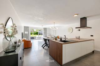 Bent u op zoek naar een ruime en lichtrijke woning met veel comfort en een prachtige tuin? Dan is deze woning in de Driegotenkouter 128 te Hamme zeker een bezoek waard!<br /><br />De ruime leefruimte geniet dankzij de grote raampartijen van een aangename lichtinval en sluit mooi aan op de open, volledig geïnstalleerde keuken. Via het grote schuifraam bereikt u de prachtige, zuidgerichte tuin, waar u volop van de zon en het buitenleven kunt genieten.<br /><br />Achteraan de woning is er een poortje dat uitgeeft op een doorgang, wat bijzonder praktisch is voor het plaatsen van fietsen, boodschappen of vuilnisbakken.<br /><br />Op de eerste verdieping bevinden zich vier slaapkamers, waaronder een ruime master bedroom met ingerichte dressing. Daarnaast is er een aparte wc. Via een vaste trap bereikt u de zolderverdieping, die perfect kan worden ingericht als vijfde slaapkamer, hobbyruimte of bureau.<br /><br />Ook technisch scoort de woning uitstekend met zonnepanelen, een EPC-label A, een conforme elektrische installatie en een asbestveilig attest.<br /><br />Troeven:<br />- Zuidgerichte tuin<br />- Achteraan toegang via doorgang<br />- Zonnepanelen<br />- EPC-label A<br />- Elektriciteit conform<br />- Asbestveilig<br /><br />Bent u op zoek naar een ruime, energiezuinige woning met een prachtige tuin? Dan is deze woning absoluut een bezoek waard!