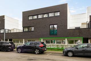 In een rustige woonomgeving in Wijnegem treffen we dit luxueus, verzorgd en instapklaar appartement op het gelijkvloers van een recent gebouw...