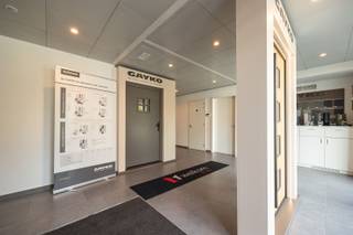 <p>Op zoek naar een locatie waar uw onderneming écht opvalt? Aan de Kapelsesteenweg 321 in Ekeren-Donk vindt u deze instapklare commerciële ruimte van 180 m², volledig vernieuwd in 2016. Dankzij de ligging pal naast Patio Donk, op de verbindingsas tussen de N11 (Kapellen) en de E19 (Breda), geniet u dagelijks van een uitstekende zichtbaarheid en een constante stroom aan passage.</p><p>Achter het gebouw beschikt u over vier privatieve parkeerplaatsen, waarvan twee uitgerust zijn met een laadpaal. Ideaal voor klanten én medewerkers.</p><p>•    Commerciële ruimte van ca. 180 m² <br />•    Topligging met uitstekende visibiliteit <br />•    Representatieve showroom- of kantoorruimte <br />•    Sanitair en individuele nutsvoorzieningen <br />•    4 privatieve parkeerplaatsen</p><p>Deze veelzijdige ruimte leent zich perfect als showroom, kantoor, praktijk of commerciële uitvalsbasis. Een professionele omgeving waar bereikbaarheid, uitstraling en comfort hand in hand gaan.</p><p>Huurprijs exclusief btw (indien van toepassing) en onroerende voorheffing ten laste van de huurder.</p><p>Interesse?<br />Vul vandaag nog uw gegevens in onderaan de advertentie op www.sinjoor.be. De dossierverantwoordelijke neemt vervolgens zo snel mogelijk contact met u op voor een bezichtiging.</p>