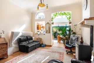 <strong>Charmant wonen in het hart van Zurenborg<br /><br /></strong>Zurenborg is een wijk om verliefd op te worden. Tussen de statige art-nouveaugevels en verstilde pleintjes vind je een levendige mix van koffiebars, kleine ateliers en buurtwinkels, met de bruisende Dageraadplaats en Draakplaats op wandelafstand. De bereikbaarheid is uitstekend, pal tussen het historisch centrum en de ring. Ideaal voor wie stad en rust wil combineren. De Dolfijnstraat is één van de mooiste van Zurenborg: rustig, groen en gekenmerkt door een indrukwekkende en goed bewaard geheel van historische gevels. Precies hier, tussen de prachtige lijstgevels, ligt deze karaktervolle woning uit 1892.<br /><br />Gebouwd in neoclassicistische stijl, met een sierlijk en typerende lijstgevel, maakt dit huis deel uit van één van de best bewaarde straatbeelden van Zurenborg. Een unieke kans voor wie de handen uit de mouwen wil steken en van deze 145 m² bewoonbare oppervlakte een heerlijk eigenzinnige thuis wil maken, met alle karakter en detail.<br />Achteraan wacht een leuk stadstuintje van ca. 20 m² met zuidoostelijke oriëntatie.