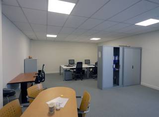 Ideaal gelegen kantoorruimte voor een bedrijf dat werkzaam is in de haven van Antwerpen of die gerelateerde beroepen uitoefenen. Dit pand biedt...