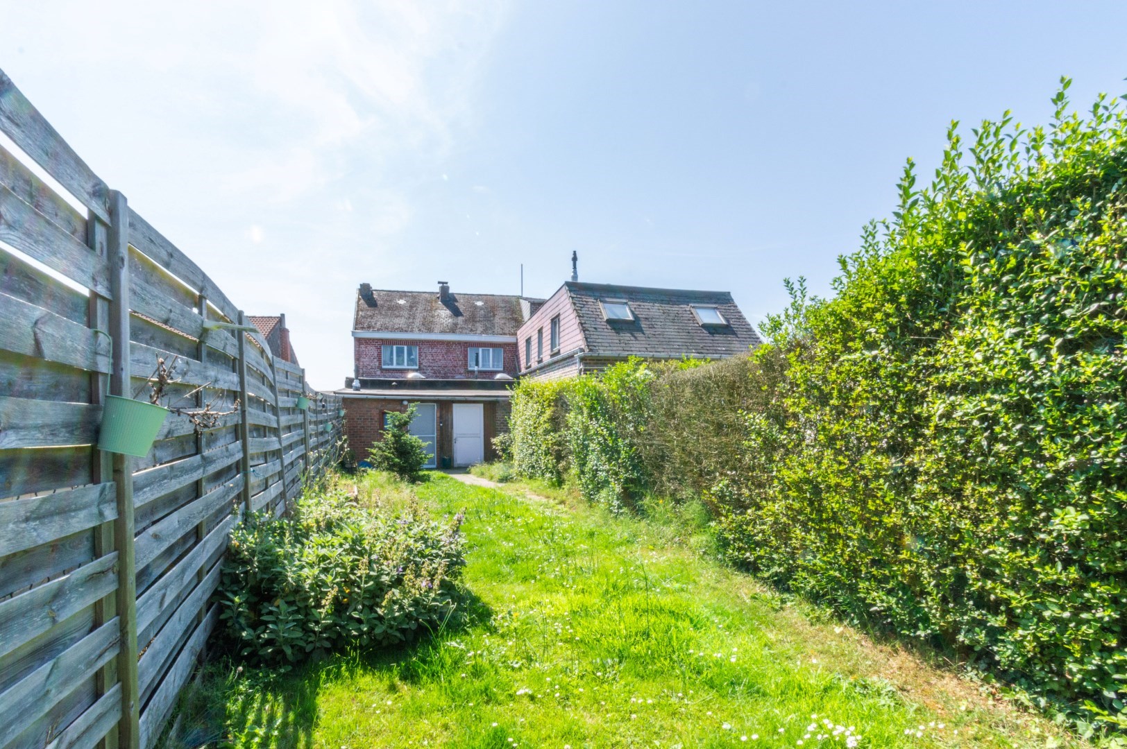 DRIEGEVEL WONING MET 2 SLAAPKAMERS &amp; TUIN ! - foto 4