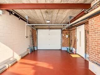 Gezellig, <strong>INSTAPKLAAR 2-SLAAPKAMERAPPARTEMENT</strong> met <strong>RUIME GARAGE</strong> en zolder, gunstig gelegen te Lessen. Bij het betreden van het appartement komt u terecht in de inkomhal met afzonderlijk toilet. De lichtrijke woonkamer vormt een aangename leefruimte en sluit mooi aan op de <strong>INGERICHTE KEUKEN</strong>. Verder beschikt het appartement over <strong>TWEE VOLWAARDIGE SLAAPKAMERS</strong> en een ingerichte badkamer. Een belangrijke <strong>EXTRA TROEF IS DE RUIME ZOLDER</strong>, die heel wat bijkomende <strong>OPBERGMOGELIJKHEDEN</strong> biedt. Dankzij de goede bereikbaarheid en de nabijheid van openbaar vervoer, winkels, scholen en <strong>BELANGRIJKE INVALSWEGEN</strong> geniet u hier van een praktische ligging voor het dagelijkse leven. Ook een <strong>RUIME GARAGE</strong> is inbegrepen. Momenteel verhuurd aan <strong>690 EUR/MAAND</strong>.<br /><br /><strong>Adres: </strong>Chaussée de Renaix 30A, 7860 Lessen<br /><br />PEB: 203 kWh/m² - UC: 20221029001263