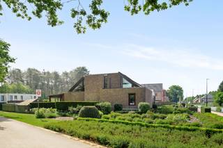 Vrijstaande, instapklare woning met 3 slaapkamers, dubbele garage en ruime tuin.Deze ruime en goed onderhouden woning is gelegen op een perceel van...