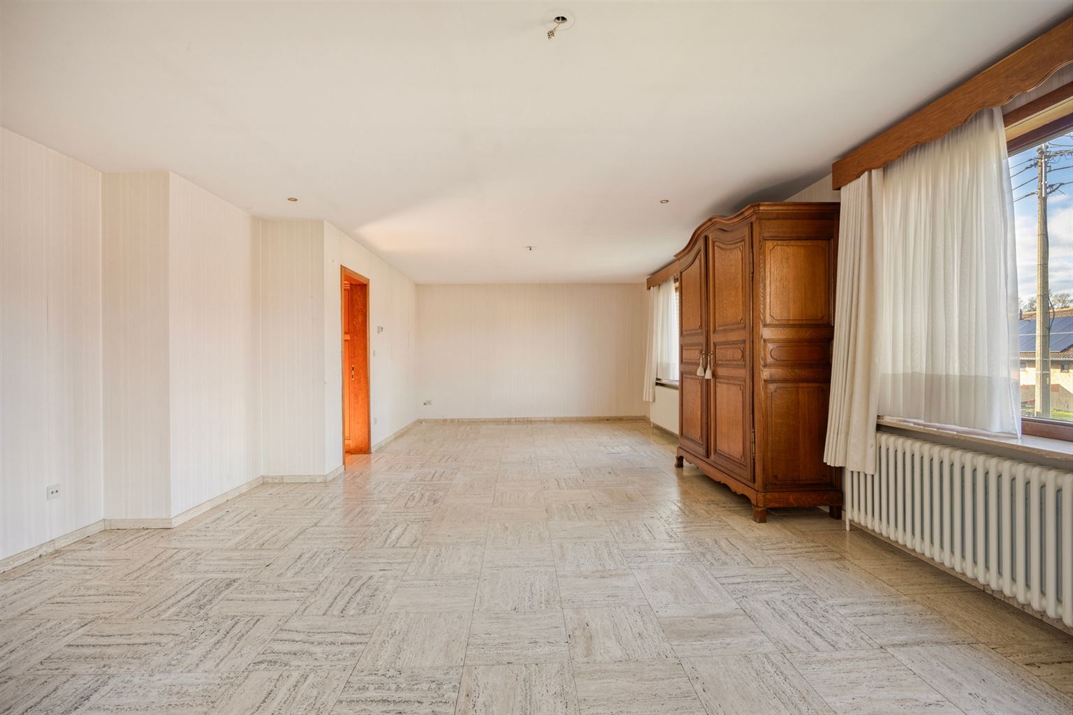 Vrijstaande woning op een uitzonderlijk perceel van 29a95ca met 4 slaapkamers en inpandige garage, gelegen op een rustige toplocatie nabij het centrum van Maaseik. - foto 4