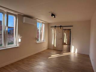 Vernieuwde woning op 3a 13ca bestaande uit: leefruimte met open keuken, 1 slaapkamer, badkamer met douche, toilet en wastafel, berging, terras en tuin.<br /><br />Aangename, rustige ligging nabij het centrum.<br /><br />Huurprijs = € 850/maand.<br /><br />Onmiddellijk beschikbaar.<br /><br />Contacteer ons kantoor voor meer info of een bezoek ter plaatse via 0471/605.314 of mail info@immo-b.be!