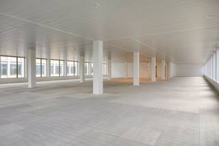<p>Moderne kantoorruimte te KOOP in Gent, gelegen in gebouw Ionos, onderdeel van het prestigieuze Atmos-project aan <em>The Loop</em> in Sint-Denijs-Westrem (Gent).<br />Deze hoogwaardige kantoorruimte biedt een eigentijdse open landscape-indeling met veel natuurlijk licht en een flexibele inrichting, ideaal voor een moderne en dynamische werkomgeving.</p>
<p>Het gebouw werd ontworpen met oog voor architecturale kwaliteit, comfort en duurzaamheid en draagt het BREEAM Outstanding-certificaat, een erkenning voor uitzonderlijke energie-efficiëntie en milieuprestaties.<br />De kantoren zijn uitgerust met klimaatplafonds met geïntegreerde LED-verlichting, verhoogde vloeren, geothermische warmtepomp, zonnepanelen en hoogisolerend aluminium schrijnwerk.<br /><br />Verder beschikt het complex over liften, douches, fietsenstalling met oplaadpunten en ondergrondse parkeerplaatsen met laadpalen.<br />Beveiliging is verzekerd via brand- en inbraakdetectie, nachtbewaking en videofoon.</p>
<p>De ligging aan The Loop combineert uitstekende bereikbaarheid met een groene, autoluwe omgeving.<br />Het gebouw bevindt zich vlak bij de kruising van de E17 en E40, op fietsafstand van station Gent-Sint-Pieters en op wandelafstand van de dichtstbijzijnde tramhalte.<br /><br /><strong></strong></p>
<p>Dit kantoor biedt de perfecte balans tussen bereikbaarheid, duurzaamheid en uitstraling. Ideaal voor bedrijven die op zoek zijn naar een hedendaagse, representatieve en toekomstbestendige kantoorruimte in Gent.</p>