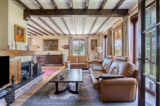 <p>Ontdek deze charmante villa waar ruimte, rust en potentieel centraal staan. Gelegen in een rustige en residentiële woonwijk biedt deze woning alle comfort voor wie op zoek is naar een ruime gezinswoning op een uitstekende locatie. Via de royale inkomhal (18 m²) komt u in de lichtrijke leefruimte van maar liefst 55 m², die naadloos aansluit op de ruime keuken (18 m²). Aansluitend bevindt zich de praktische wasruimte (16 m²), uitgerust met een douchecabine en met directe toegang tot de ruime inpandige garage (33 m²). Op de verdieping bereikt u via de trap de nachthal. Deze geeft toegang tot vier slaapkamers van respectievelijk 22 m², 18 m², 15 m² en 7 m², evenals een badkamer van 7 m². Buiten geniet u van een volledig aangelegde tuin met aangenaam terras. De ligging is een absolute troef. Dankzij de nabijheid van de fietssnelweg, Brussel, de Ring, scholen, openbaar vervoer en het UZ. Absoluut een bezoek waard!</p>