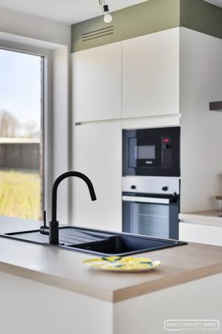 <h3><strong>Energiezuinige nieuwbouwwoning te koop in Vichte</strong></h3>
<br />Maak kennis met uw droomwoning, waar comfort en natuur samenkomen! Deze schitterende halfopen nieuwbouwwoning in Vichte beschikt over 4 ruime slaapkamers en 2 moderne badkamers, perfect voor gezinnen die ruimte en luxe waarderen.<br /><br />Gelegen op wandelafstand van het bruisende centrum van Vichte, geniet u van de ideale mix van rust en nabijheid van alle nodige voorzieningen.
<h3>De indeling van de woning is als volgt:</h3>

<ul>
	<li>Gelijkvloers: inkomhal, apart toilet, ruime living met aansluitende open keuken, grote berging</li>
	<li>1e verdieping: 3 ruime slaapkamers, apart toilet, badkamer met bad, douche en lavabomeubel</li>
	<li>2e verdieping: 1 slaapkamer, badkamer, technische berging</li>
</ul>

<h3>Troeven: </h3>

<ul>
	<li>Ruime woning met een bewoonbare oppervlakte van 191 m²</li>
	<li>BEN-woning met E-peil van 25! Verwarming met lucht-water warmtepomp, ventilatiesysteem D</li>
	<li>Regenput (10 000l) </li>
	<li><strong>4 slaapkamers en 2 badkamers</strong></li>
	<li>4 zonnepanelen</li>
	<li>Vloerverwarming </li>
	<li>Kies zelf je vloer, keuken, sanitair, ... (inbegrepen in de prijs) </li>
	<li>Tuin wordt ingezaaid en voorzien van haag</li>
	<li>Plaatsen van carport reeds vergund</li>
</ul>
<strong>Mogelijkheid tot behalen van E-peil 7 door plaatsing 7 extra zonnepanelen!<br />- 5 jaar lang 100% korting op onroerende voorheffing -</strong> 

<h3>Prijs</h3>
<strong>€ 449 000 + kosten </strong>(12% registratierechten op grond - 21% btw op constructie) <br /><br />Mis deze unieke kans niet en neem vandaag nog contact met ons op voor meer informatie of een bezoek ter plaatse.<br /><br />Mail: Martijn@maesconceptimmo.be<br />tel: 0470/62.95.68<br /> 