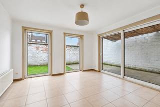 Dit kleinschalige appartementsgebouw is gelegen in een rustige en residentiële buurt in Mariakerke en vormt een interessante opportuniteit voor zowel investeerders als wie op zoek is naar een combinatie van wonen en rendement. De omgeving biedt een aangename woonkwaliteit met winkels, scholen en openbaar vervoer in de nabije omgeving, terwijl ook het centrum van Gent en belangrijke invalswegen vlot bereikbaar zijn.<br /><br />Het gebouw bestaat uit twee afzonderlijke wooneenheden. Op het gelijkvloers bevindt zich een appartement met een bewoonbare oppervlakte van 92 m². Deze woonst beschikt over een woonkamer met open keuken, één slaapkamer en een badkamer. Daarnaast is er een aangenaam terras, wat een duidelijke meerwaarde vormt. Dit appartement behaalt een EPC-score C en biedt comfortabel wonen met een praktische indeling.<br /><br />Het tweede appartement is een duplex met een bewoonbare oppervlakte van 89 m². Op het eerste verdiep bevinden zich twee slaapkamers en een badkamer. De leefruimte met open keuken is ondergebracht op het tweede verdiep en geniet van een open en lichtrijke indeling. Dit appartement heeft een EPC-score D.<br /><br />Dankzij de aanwezigheid van twee afzonderlijke appartementen, de gegeerde ligging en het duidelijke verhuurpotentieel is dit appartementsgebouw bijzonder geschikt als investering. Een ideale kans voor wie op zoek is naar een opbrengsteigendom met meerdere wooneenheden in een aangename woonomgeving.<br /><br />Huidige huurprijzen:<br />- Appartement 3 bus 001: 899,63 euro <br />- Appartement 3 bus 101: 776,18 euro <br /><br />Geen renovatieverplichtingen.<br /><br />